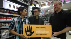 PT HM Sampoerna Tbk secara simbolis menyerahkan tanda larangan penjualan rokok kepada anak di bawah usia 18 tahun kepada Pengelola TwelveMart Sobri, di Jakarta, Rabu (30/11). (Liputan6.com/Ferry Pradolo)