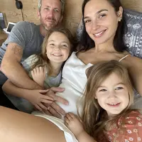 Gal Gadot bersama keluarga kecilnya. Sumber foto: Instagram.