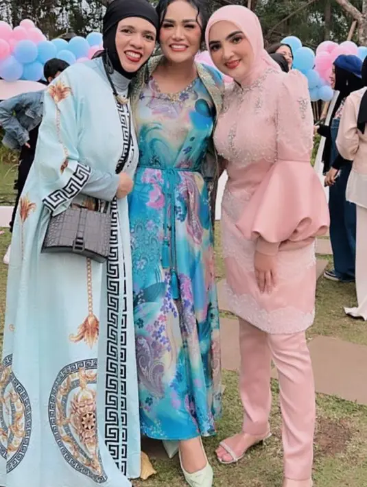 Geni Faruk memilih abaya biru dan hijab turban hitam sebagai outfitnya di acara gender reveal.