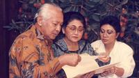 Tutut bersama kedua orangtuanya, Soeharto dan Tien Soeharto (Dok.Instagram/@tututsoeharto/https://www.instagram.com/p/BnSYocMHWTz/Komarudin)