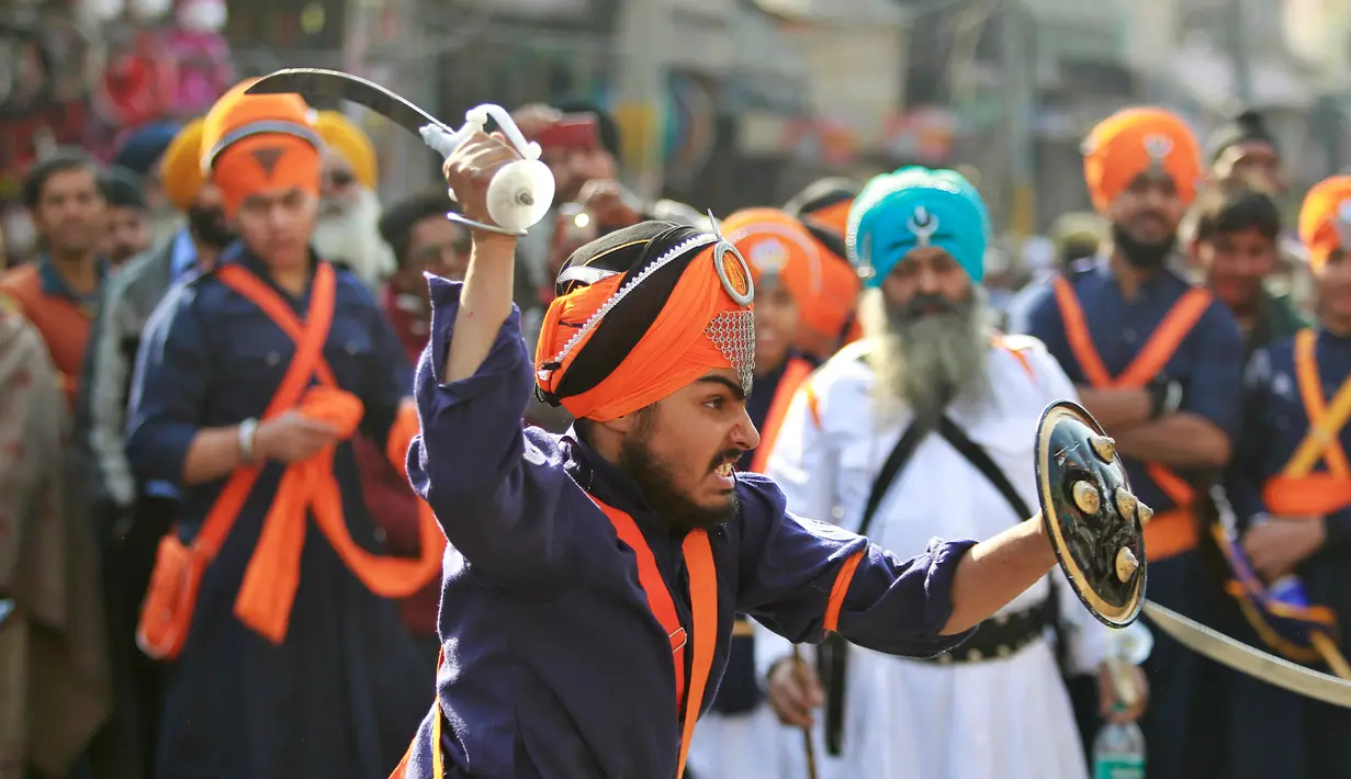 Seorang prajurit Sikh menampilkan keterampilan bela diri tradisional selama prosesi keagamaan menjelang ulang tahun kelahiran Guru Gobind Singh di Jammu, India (2/1). (AP Photo / Channi Anand