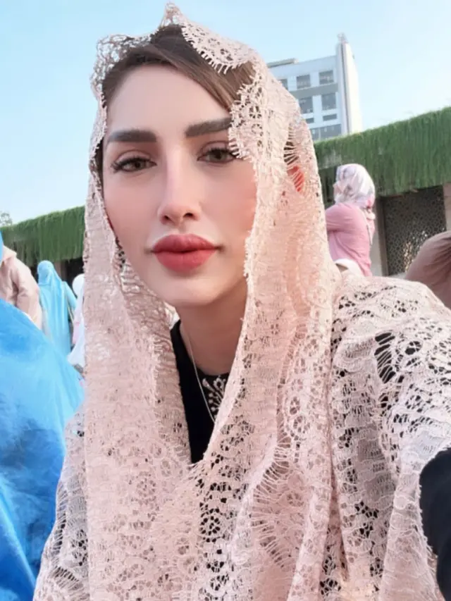 Andiez Istri Iqbal Pakula