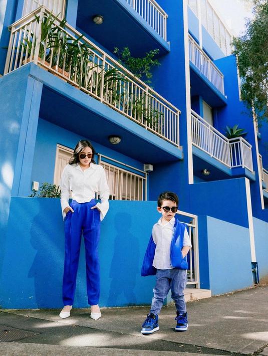 Menyamakan outfit dengan background foto rupanya menjadi keahlian Tiffany. Pada potret yang satu ini, latar belakang berupa rumah biru itu berpadu indah dengan wanita berusia 32 tahun ini. Pasalnya, ia memakai celana yang senada dengan warna cat rumah. Penampilannya semakin stunning dengan kemeja putih. (Liputan6.com/IG/@tiffanysoetanto)