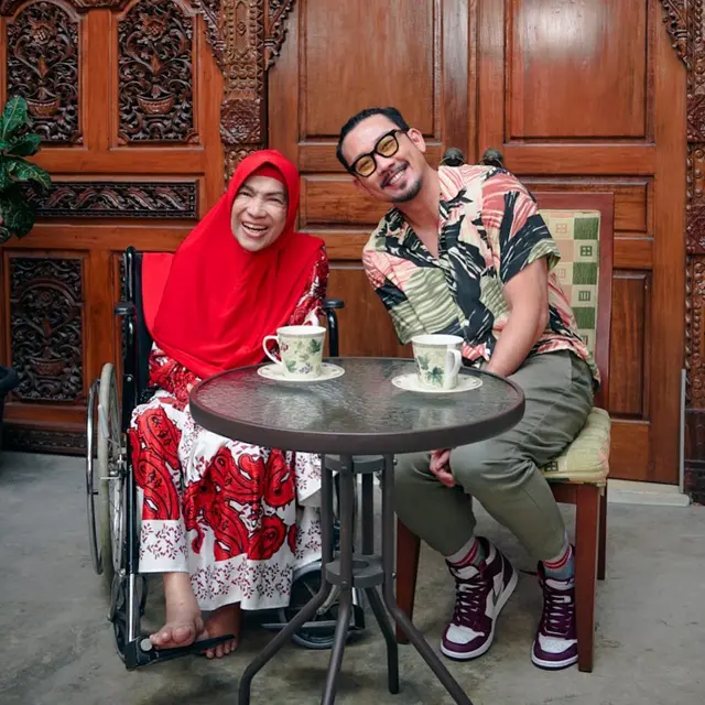 Berteman Baik, Ini 7 Potret Kenangan Dorce Gamalama Bareng Rekan Artis