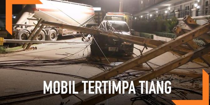 VIDEO: Pengemudi Selamat usai Mobilnya Tertimpa Tiang Listrik