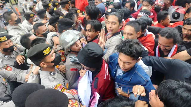 Demo BBM di Patung Kuda Ricuh dan Saling Dorong