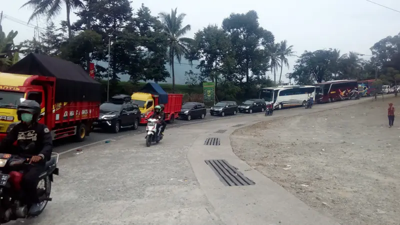 Antrian panjang macet di jalur selatan jawa