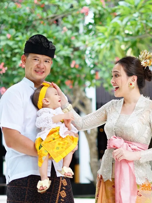 7 Potret Shandy Aulia dan Keluarga Pakai Baju Adat Bali, Memesona