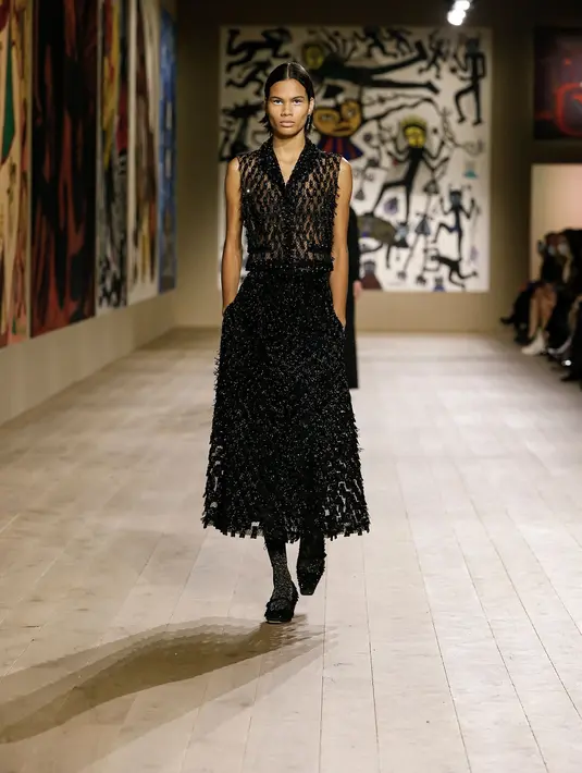 Untuk acara pesta malam, gaun dari koleksi Dior Haute Couture Spring Summer 2022 ini bisa dijadikan inspirasi. Gaun dengan detail kerah dan sulaman yang berkilau ini dapat membuat tampilan yang elegan dan glamor. (Dok/Dior).