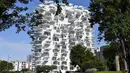 Foto pada 3 Juni 2019, sebuah bangunan "L'arbre blanc" (White Tree) yang dirancang oleh arsitek Jepang Sou Fujimoto bersama Prancis, Nicolas Laisne dan Manal Rachdi di Montpellier, Prancis selatan. Bangunan dengan desain futuristik itu berdiri bagaikan sebuah pohon putih raksasa. (Pascal GUYOT/AFP)