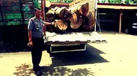 Aparat Polsek Gringsing, Batang, Jawa Tengah, menahan truk pengangkut kayu curian. (Liputan6.com/Fajar Eko Nugroho)