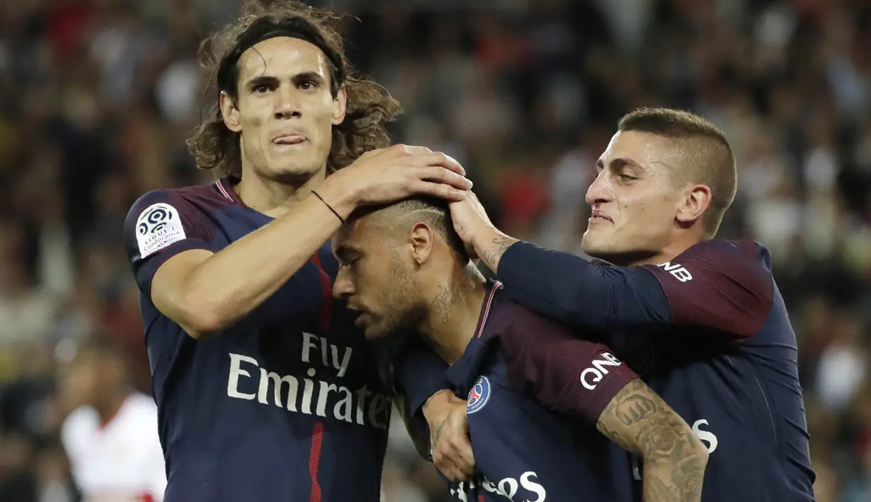 Pemain PSG, Edinson Cavani dan Marco Verratti, merayakan gol yang dicetak Neymar Jr, ke gawang Toulouse pada laga Liga 1 Prancis, di Stadion Parc des Princes, Senin (21/8/2017). PSG menang 6-2 atas Toulouse. (AFP/Thomas Samson)