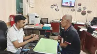 Polres Metro Depok menangkap Nain alias Engkong lansia berusia 70 tahun yang diduga mencabuli anak laki-laki di Tapos, Kota Depok. (Dicky Agung/Liputan6.com).