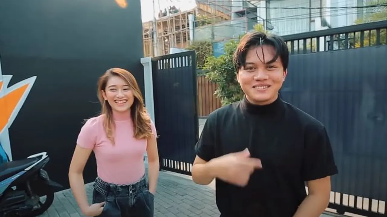 Dijodohkan Ortu, Ini 7 Potret Pertemuan Rizky Febian dan Amanda Caesa