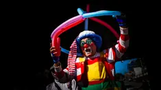Seorang badut ikut serta dalam parade selama Hari Nasional Badut Salvador di San Salvador pada tanggal 6 Desember 2023. (Camilo FREEDMAN/AFP)