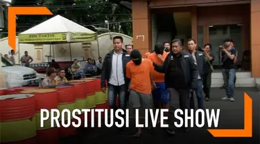 Polisi mengungkap kasus prostitusi online yang menampilkan live show. Mirisnya, salah seorang pelaku masih di bangku SMA.