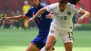 Penyerang AS, Alex Morgan(kanan) mengontrol bola dari kejaran bek Jepang, Saki Kumagai di final Piala Dunia wanita di BC Place, Vancouver, Kanada, Senin (6/7/2015). Amerika mengalahkan Jepang dengan skor 5-2. (Reuters/Anne Marie Sorvin)
