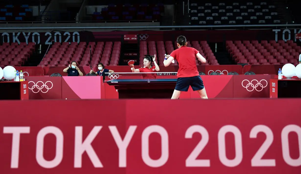 Pemain tenis meja Amerika Serikat Lily Zhang (tengah) mengembalikan bola kepada rekan setimnya saat sesi latihan jelang Olimpiade Tokyo 2020 di Tokyo Metropolitan Gymnasium, Tokyo, Jepang, Rabu (21/7/2021). Olimpiade Tokyo 2020 akan dibuka pada 23 Juli 2021. (Jung Yeon-je/AFP)