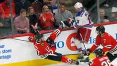 Pemain Chicago Blackhawks Lance Bouma (17) terjatuh saat berebut puck dengan pemain New York Rangers, Miller (10) saat pertandingan NHL di Chicago (15/11). Blackhawks unggul 6-3 atas Rangers. (AP/Charles Rex Arbogast)