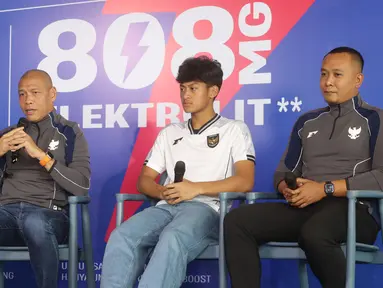 Pelatih Timnas Indonesia U-17, Nova Arianto, memberikan pemaparan dalam diskusi sekaligus jumpa pers perkenalan Mizone COCOBOOST di Jakarta, Rabu (30/4/2025). (Bola.com/M Iqbal Ichsan)
