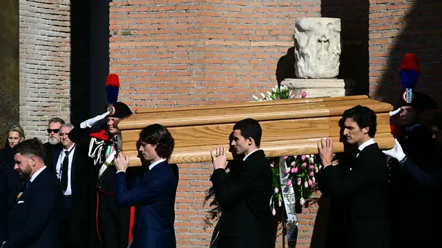 Jenazah Valentino Garavani Dimakamkan, Anne Hathaway hingga Anna Wintour Tampil Muram dengan Hitam