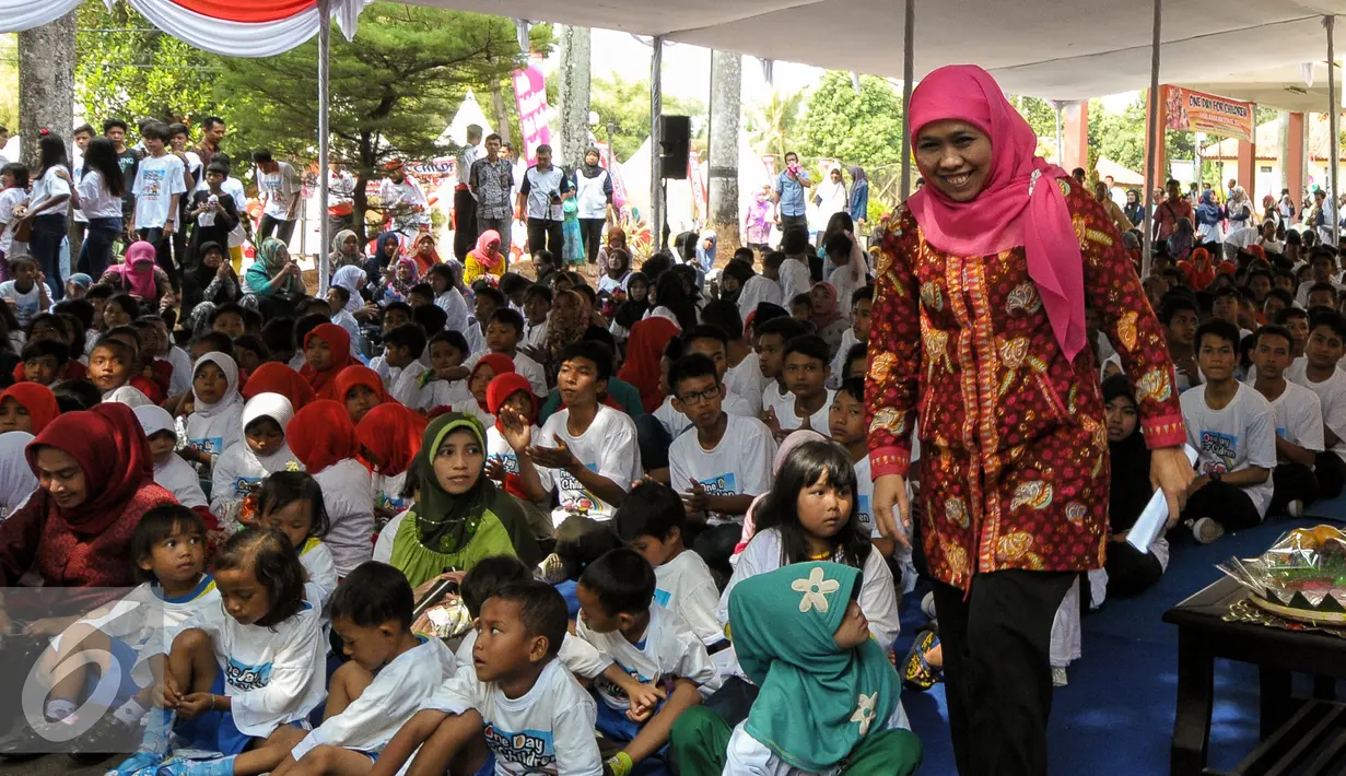 Mensos Khofifah saat akan memberikan sambutan peluncuran Telepon Pelayanan Sosial anak (TePSA) di Panti Sosial Marsudi Putra Handayani, Jakarta, Kamis (6/8/2015). Peluncuran TePSA dalam rangka peringati Hari Anak Nasional 2015. (Liputan6.com/Yoppy Renato)