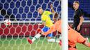 Nama terakhir sekaligus pemain yang paling bersinar di matchday pertama Olimpiade 2020 tidak lain dan tidak bukan adalah penyerang Timnas Brasil, Richarlison. Ia berhasil menjadi pencetak hattrick pertama serta tercepat pada Olimpiade Tokyo 2020. (Foto: AFP/Yoshikazu Tsuno)