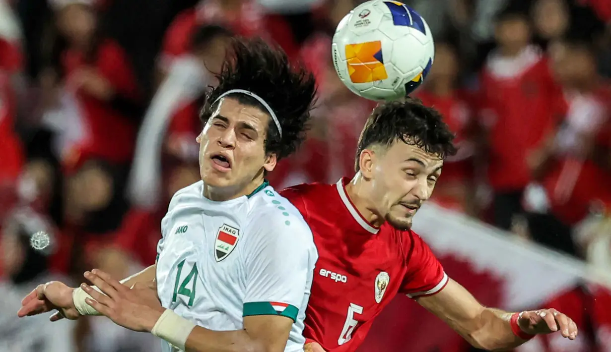 Laga kedua timnas U-23 berlangsung sengit. (Karim JAAFAR/AFP)