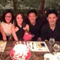 Sarah Noon merayakan ulang tahunnya bersama Rio Haryanto dan teman-temannya. (Facebook/Sarah Noon)