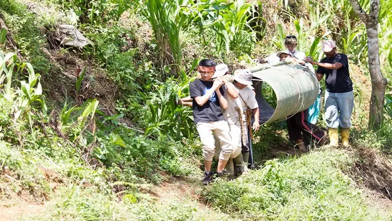 Penerangan listrik melalui proyek Micro Hydro for Indonesia, inisiatif sosial yang digagas Gamma Abdurrahman Thohir. (Dok Adaro)