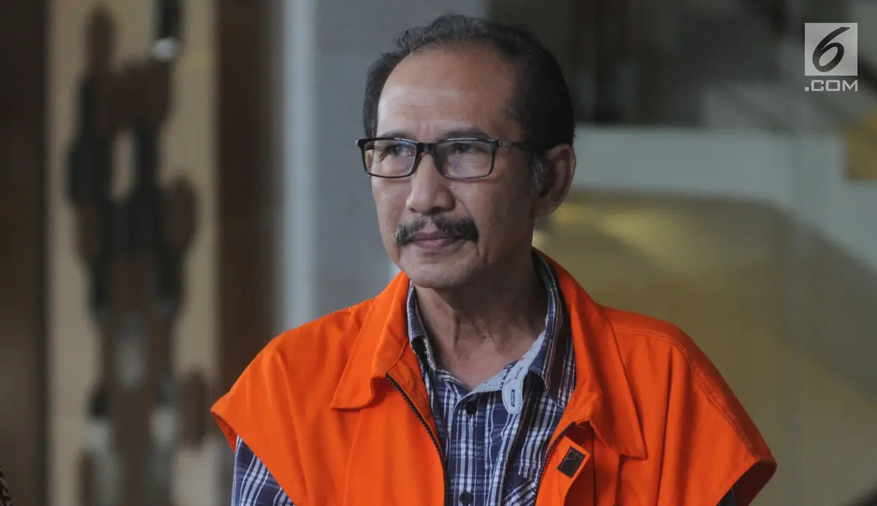 Hakim PN Jakarta Selatan atau ketua majelis hakim nonaktif, Iswahyu Widodo berjalan keluar Gedung KPK usai menandatangani berkas P21, Selasa (26/3). Iswahyu dalam waktu dekat akan menjalani persidangan terkait dugaan menerima suap penanganan perkara perdata di PN Jaksel. (merdeka.com/Dwi Narwoko)