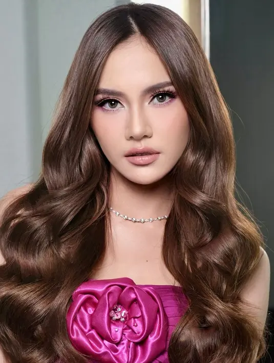 Mahalini Raharja sempat menjadi perbincangan hangat setelah ia memutuskan untuk melakukan operasi plastic. Ini adalah penampilan perdana setelah ia melakukan operasi, dengan makeup bernuansa merah muda, area mata Mahalini dipertajam dan bibirnya dipulas menggunakan warna pink yang super lembut. [Foto: Instagram/dhirmanputra]