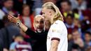 Pelatih Manchester City, Pep Guardiola, tampak mengomel kepada Erling Haaland saat melawan Burnley pada laga pekan perdana Premier League di Stadion Turf Moor, Sabtu (12/8/2023). City menang dengan skor 3-0. (AFP/Darren Staples)