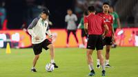 Pelatih Timnas Indonesia, Shin Tae-yong (kiri), menunjukkan kebolehannya dalam mengolah si kulit bundar dihadapan Marselino dan Rahmat Irianto saat sesi latihan menjelang laga FIFA Matchday melawan Timnas Argentina di Stadion Utama Gelora Bung Karno (SUGBK), Jakarta, Minggu (18/06/2023). (Bola.com/Bagaskara Lazuardi)