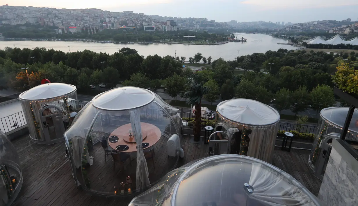 Foto yang diabadikan pada 16 Juni 2020 ini menunjukkan zona aman untuk para pelanggan di sebuah restoran di Istanbul, Turki. Terlihat seperti stoples transparan, restoran ini sepenuhnya terlindung dan steril dari COVID-19. (Xinhua/Osman Orsal)