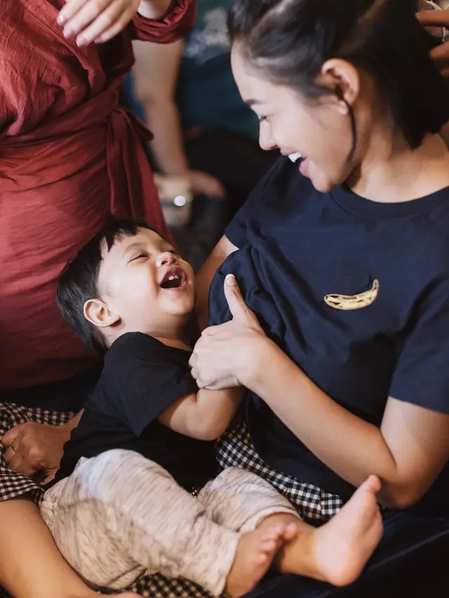 [Bintang] Gaya Seleb Asuh Anak