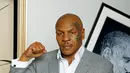 Nasib mantan petinju kelas dunia, Mike Tyson teramat tragis. Mike pernah di penjara 3 tahun karena kasus narkoba dan seketika kariernya pun meredup. (EPA/Bintang.com)