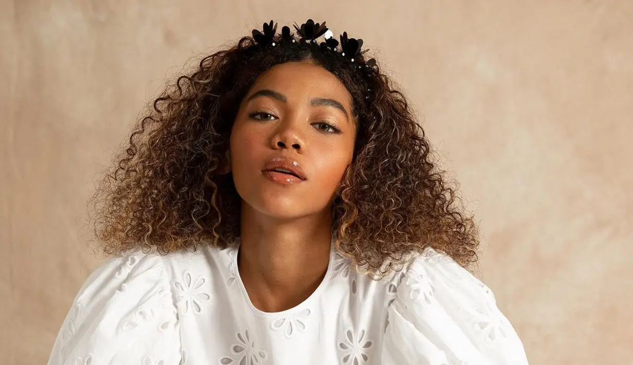 Memiliki rambut keriting natural bukan halangan untuk tampil keren. Berpadu dengan kulitnya yang eksotis, membuat Zsa Zsa terlihat semakin manis dengan rambutnya. Cukup dengan menambahkan bando dan mengurai rambut, tampilan keren pun bisa didapatkan. (Liputan6.com/IG/@zsazsautari)