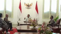 Presiden Jokowi menerima surat undangan pencoblosan Pemilu 2024 dari KPPS TPS 10 Gambir, Jakarta Pusat. Undangan tersebut langsung diantarkan oleh petugas KPPS ke Istana Merdeka, Jakarta, Senin (12/2/2024). (Foto: Istimewa)