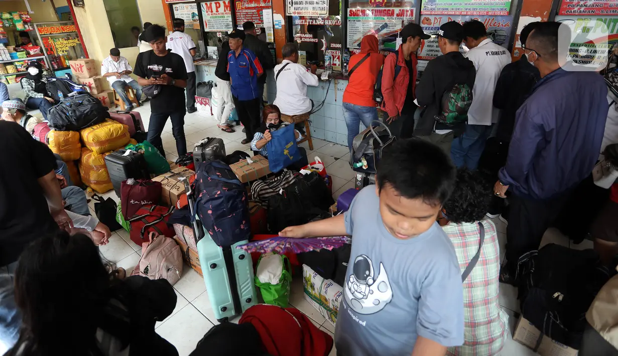 Untuk memfasilitasi pemudik, pihak pengelola terminal terus melakukan ramp-check (cek fisik) kendaraan yang akan dijadikan armada selama musik Lebaran. (Liputan6.com/Johan Tallo)