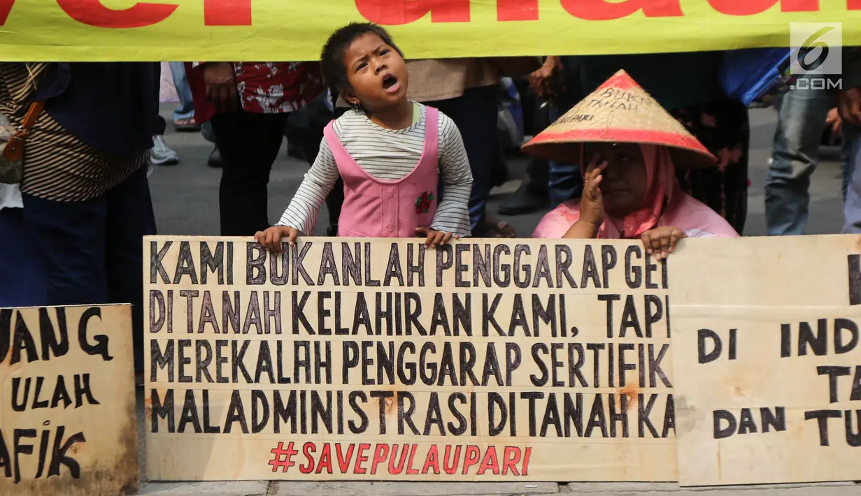 Seorang bocah warga Pulau Pari saat menggelar aksi di depan PN Jakarta Utara, Kamis (12/7). Mereka menolak dugaan kriminalisasi terhadap Ketua RW Pulau Pari Sulaiman dalam kasus penyerobotan lahan. (Liputan6.com/Arya Manggala)