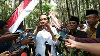Serahkan 91 Hektare Lahan, Jokowi Minta Warga Tak Tanam Sawit