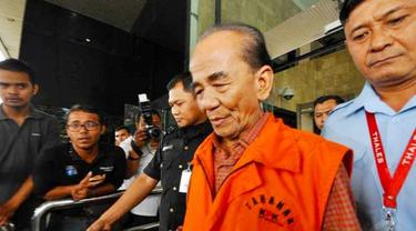 Mantan Gubernur Riau Annas Maamun ketika ditahan KPK setelah operasi tangkap tangan.