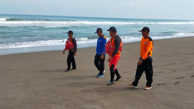 Pencarian nelayan asal Cilacap yang tenggelam di perairan Puring, Kebumen yang tersambar petir. (Foto: Liputan6.com/Basarnas)