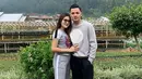 Memakai outfit senada tak hanya ditunjukkan saat momen-momen penting saja. Pelantun lagu duet 'Banyu Moto' ini juga tampil serasi saat di keseharian. Keduanya memakai baju bernuansa abu-abu saat sedang santai menikmati udara sejuk alam pedesaan. (Liputan6.com/IG/@nellakharisma)