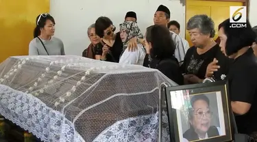 Jenazah Nh Dini dikremasi di Semarang, Jawa Tengah. Kremasi diwarnai isak tangis keluarga termasuk putri satu-satunya Nh Dini.