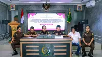 Pengembalian kerugian negara oleh tersangka korupsi pupuk subsidi kepada Kejari Bengkalis. (Liputan6.com/M Syukur)