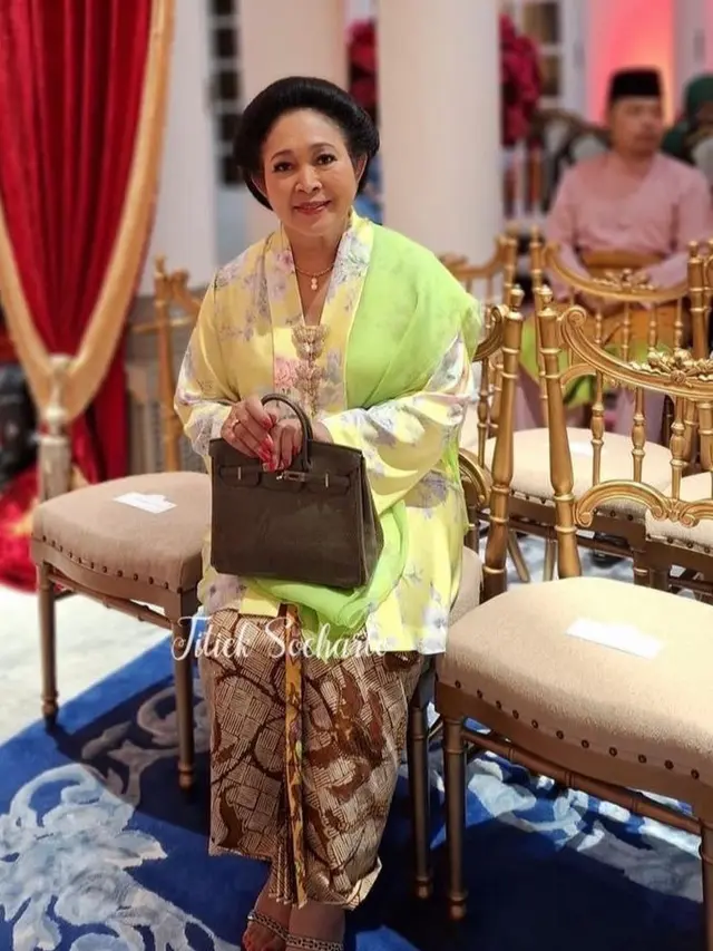 Gaya Titiek Soeharto Saat Hadir di Pernikahan Putri Kerajaan Pahang Malaysia. [@titieksoeharto]