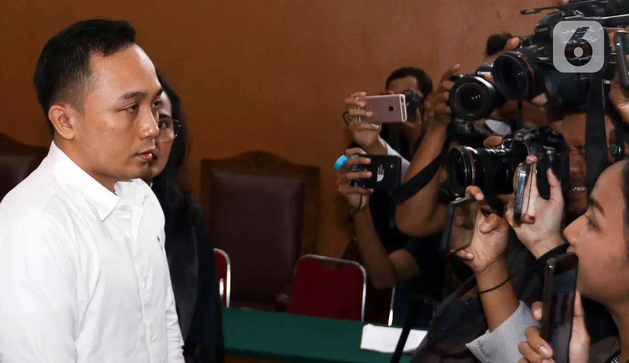 Terdakwa kasus pembunuhan Nofriansyah Yosua Hutabarat atau Brigadir J, Ricky Rizal usai menjalani sidang vonis di Pengadilan Negeri Jakarta Selatan, Selasa (14/2/2023). Majelis hakim menjatuhkan vonis 13 tahun penjara kepada Ricky Rizal. (Liputan6.com/Herman Zakharia)