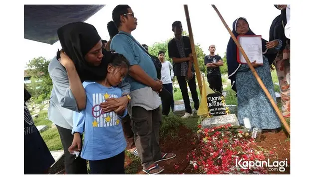 Terkena Strok, Ini 6 Potret Pemakaman Otis Pamutih Pemain 'Suami-Suami Takut Istri'